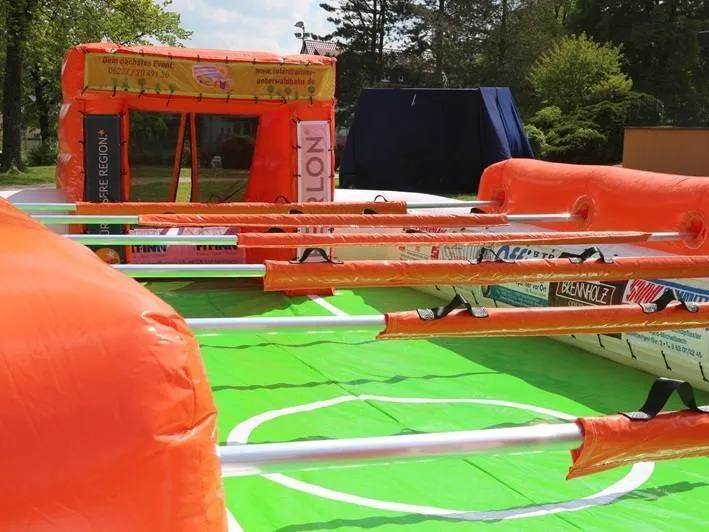 Einblick ins Spielfeld des aufblasbaren Menschenkicker Human Soccer