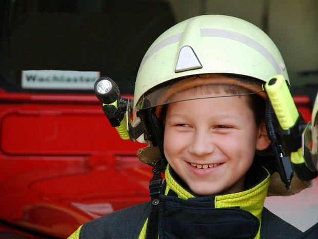 Junge mit Feuerwehrhelm