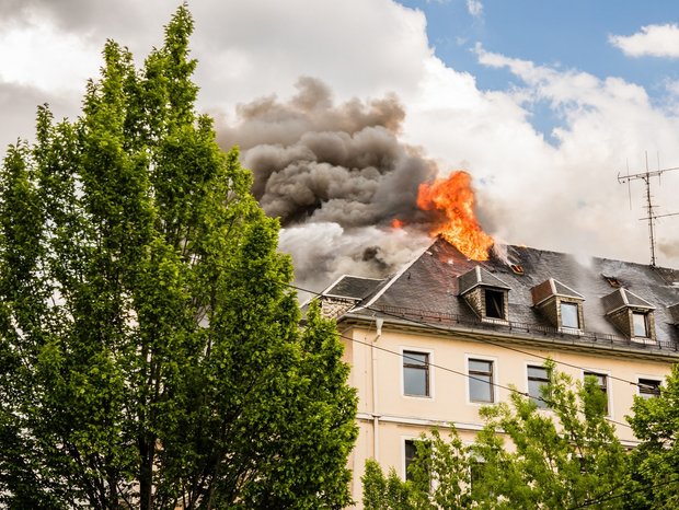 Dach eines Hauses brennt
